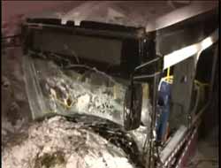 İstanbul Küçükçekmece'de halk otobüsü kaza yaptı