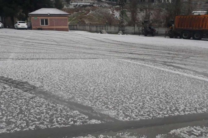 Diyarbakır'da dolu yağışı yeri beyaza bürüdü