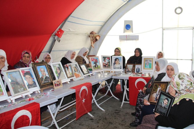 Evlat nöbetine katılımlar devam ediyor