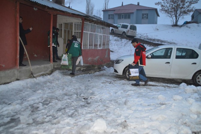 Ağrı'da evi yanan aileye İHH'dan yardım