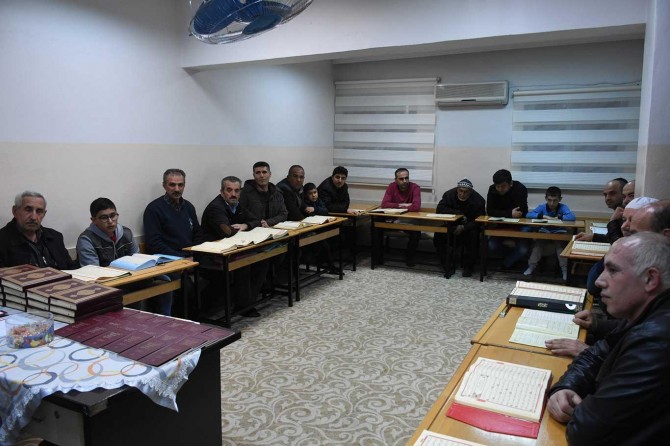 Gece açılan Kur'an kursuna her yaştan büyük ilgi