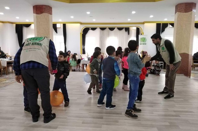 Mardin Umut Kervanı İdlib halkı yararına kahvaltı etkinliği düzenledi