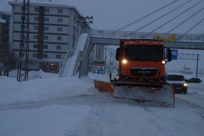 Bitlis’te kapanan 95 köy yolunun açılması için çalışmalar sürüyor
