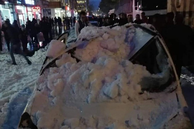 Çatıdan düşen kar kütleleri 3 aracı kullanmaz hale getirdi