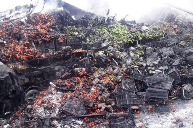 Alev alan sebze yüklü TIR kullanılmaz hale geldi