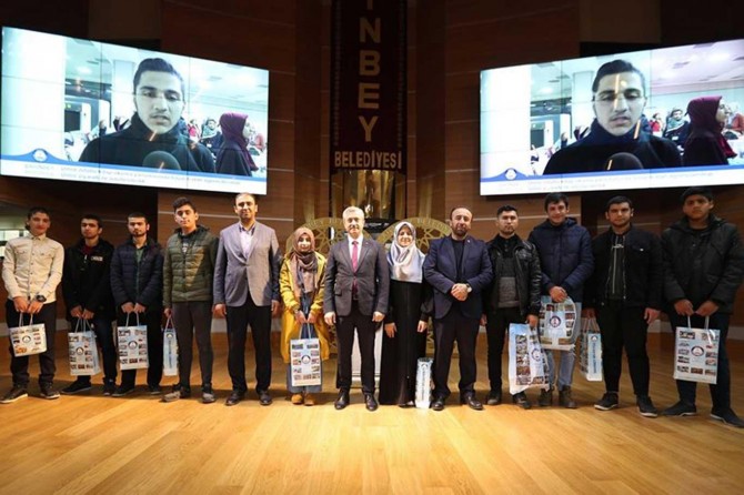 Şahinbey Belediye Başkanı Tahmazoğlu, umreden dönen öğrencilerle buluştu