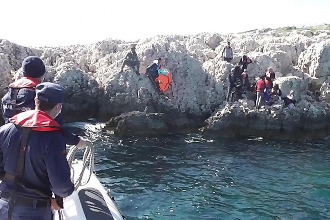 Antalya'da mahsur kalan 41 göçmen kurtarıldı