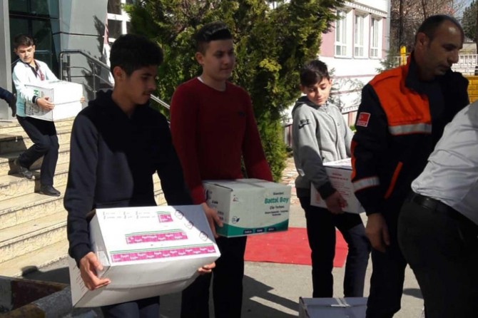 İmam hatip öğrencilerinden Elazığ'daki depremzede öğrencilere yardım