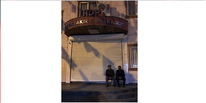 Evlat nöbetindeki ailelerin umutlu bekleyişi gece de sürüyor