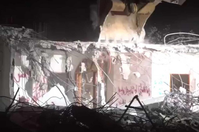 İşgalci çeteler Filistinli esirlerin evini yıktı