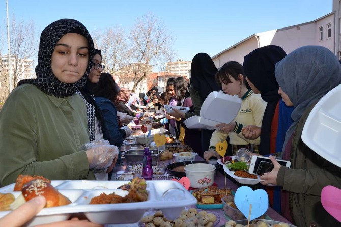 Diyarbakırlı İmam Hatipli öğrenciler İdlibliler için kermes düzenledi