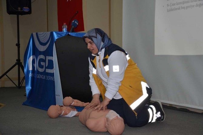 Anadolu Gençlik Derneği Diyarbakır Şubesi tarafından ilk yardım semineri verildi