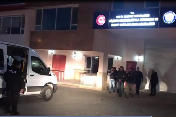 Van’da göçmen kaçakçılığı yapan 3 kişi tutuklandı