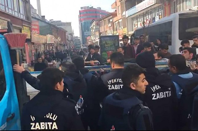 Van'da zabıtalar seyyar ve kaldırım işgallerine müdahale etti
