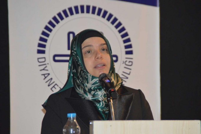 Prof. Dr. Huriye Martı: "Kul olarak Allah'ın karşısında kadın ve erkek eşittir"