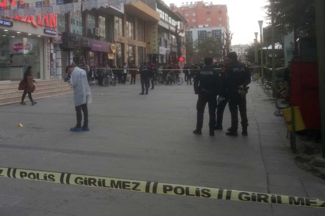 Siirt'te Güres Caddesi'nde bıçaklı kavga: Biri ağır 2 yaralı