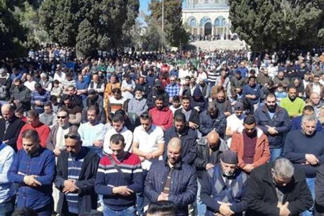 Binlerce Filistinli Cuma namazı için Mescid-i Aksa'da buluştu