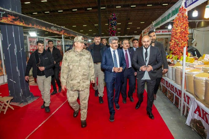 Van'da yöresel ürünler fuarı açıldı