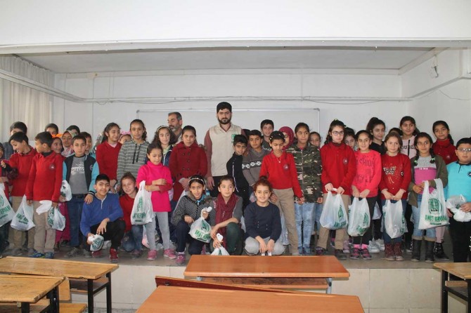 Şanlıurfa Umut Kervanından 50 öğrenciye giyim yardımı