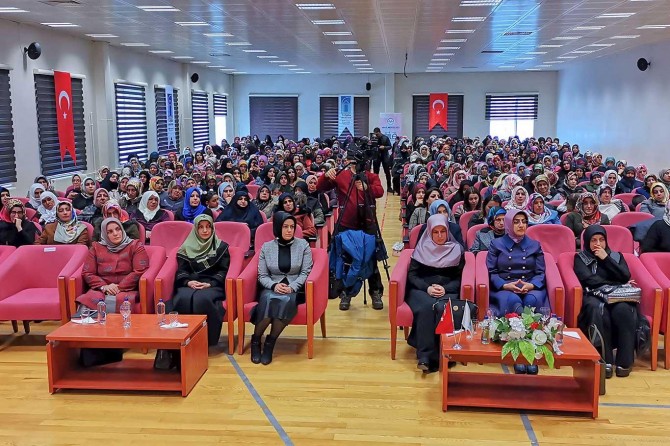 Van'da "Geçmişten Günümüze Kadın" konulu konferans düzenledi