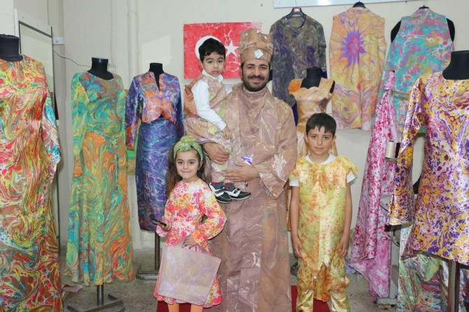 Ebru sanatı ile erkek ve kadın elbiselerini süslüyor