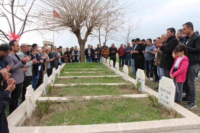 Açıkyol köyünde katledilenler 33'üncü yılında mezarları başında anıldı