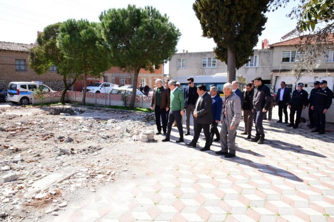 Manisa Valisi Deniz, Akhisar'da depremden etkilenen mahallelerde incelemelerde bulundu