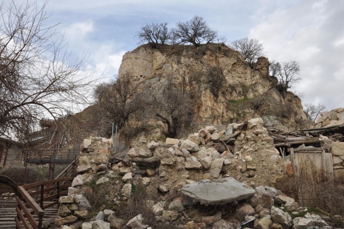 Ziyarete kapatılan Kozluk ilçesindeki tarihi Hazo Kalesi’nin hali içler acısı