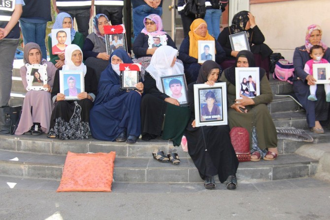 Evlat nöbetindeki 2 aile daha çocuğuna kavuştu