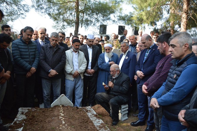 İçişleri Bakanı Soylu vefat eden Özdemir'in cenazesine katıldı