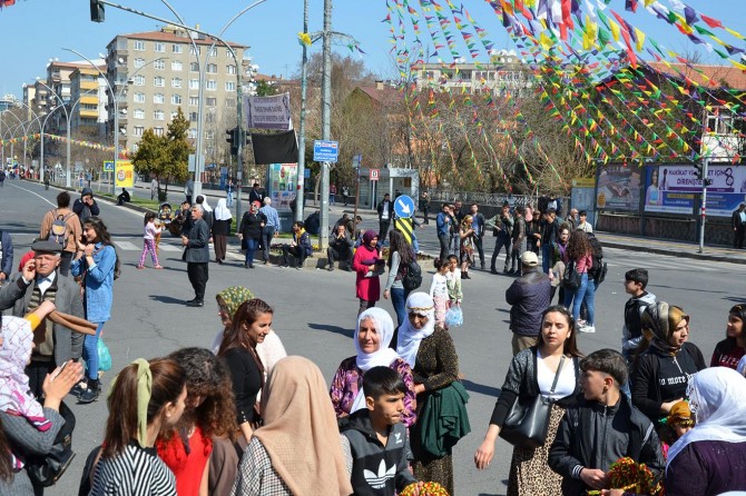 ​HDP tarafından Diyarbakır'da düzenlenen "Dünya Kadınlar Günü" mitingi ilgi görmedi