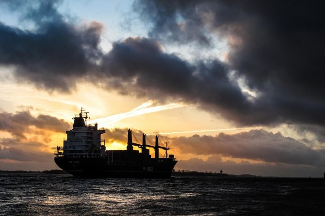 Oil price slumps as low as $ 31