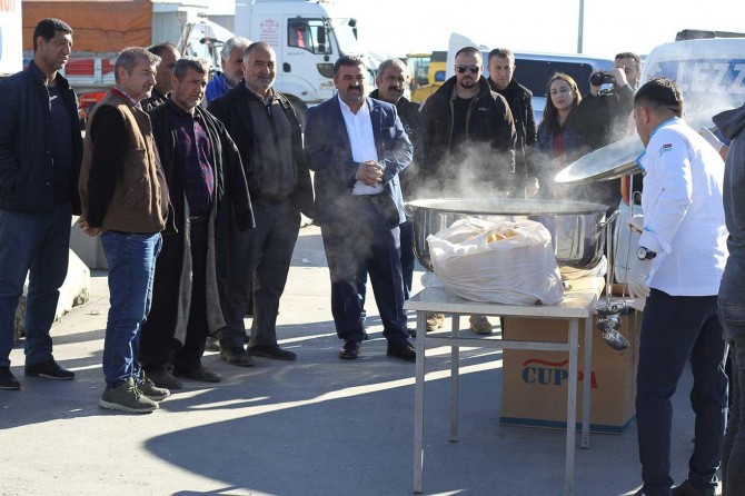 Habur'da bekleyen şoförlere çorba dağıtıldı