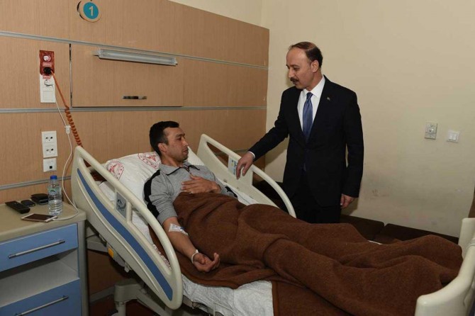 Şanlıurfa Valisi Erin, Tel Abyad'da bombalı saldırıda yaralanan askerleri ziyaret etti