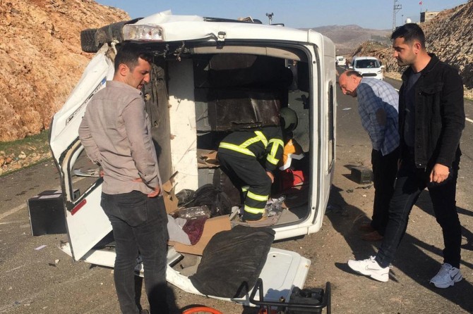 Li Mêrdînê mînîbus û otomobîl li hev qelibîn: 6 birîndar