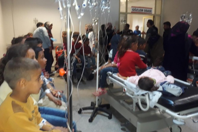 Ceylanpınar’da 90 öğrenci zehirlenme şüphesiyle hastaneye kaldırıldı