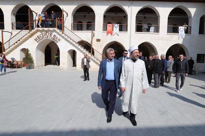 Diyanet İşleri Başkanı Erbaş tarihi Mecidiye Han'ını gezdi