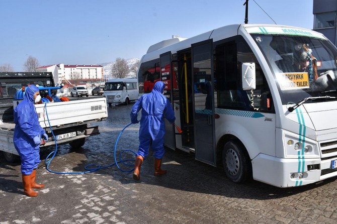 Tatvan’da toplu taşıma araçları Corona virüse karşı dezenfekte ediliyor