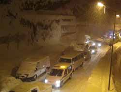 Bitlis'te Araçlar Kapanan Çevre Yolunda Mahsur Kaldı