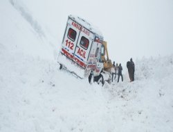 Çığ ve tipi de 5 kişi öldü