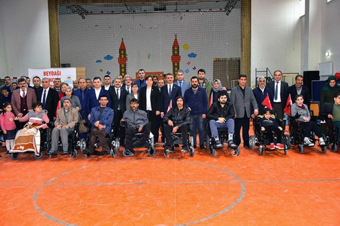 Malatya'da depremden etkilenen engellilere akülü sandalye dağıtıldı