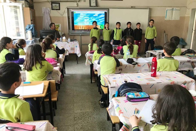 Siirtli öğrenciler Corona virüsünden korunmayı şarkı söyleyerek anlattı