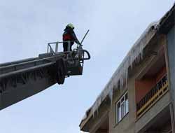 Bingöl'de Saçaklarda Tehlike Saçan Buzlar Kırılıyor Video