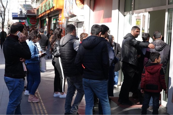 Bankaların mesai saatlerinin değişmesi Diyarbakır’da uzun kuyruklar oluşturdu