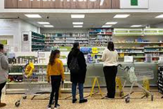 İngiltere'de market ve eczaneler dışında ticari faaliyetler durduruldu