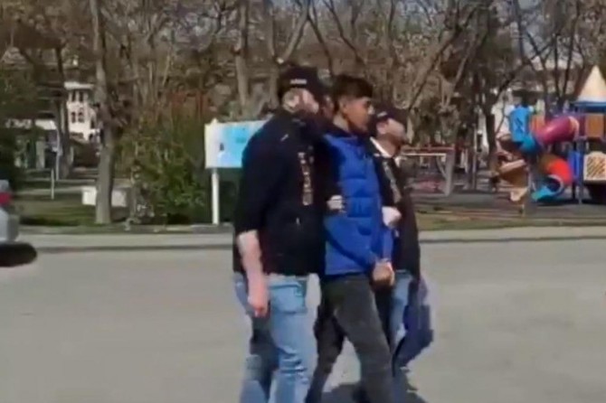 Yaşlı adamla dalga geçen genç yakalandı