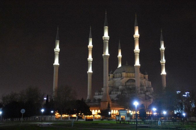 Yatsı ezanı sonrası minarelerden dua sesleri yükseldi