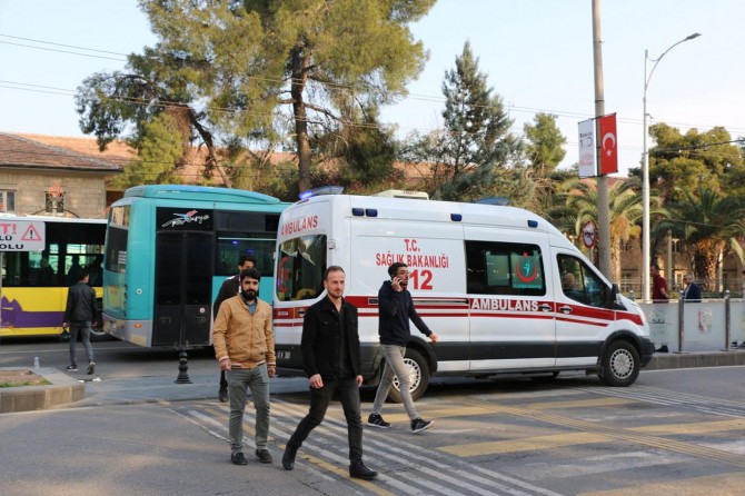 Karşıya geçmek isteyen genç kıza özel halk otobüsü çarptı