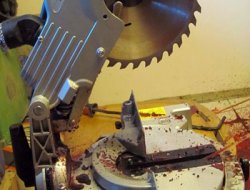 Sakat aylığı almak için bacağını kesti