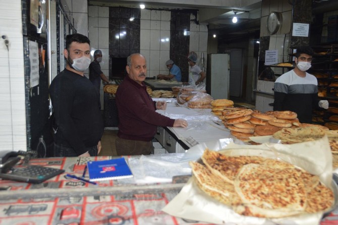 Siirtli fırıncı Coronaviruse karşı kapıları kapattı, ekmekleri camdan veriyor